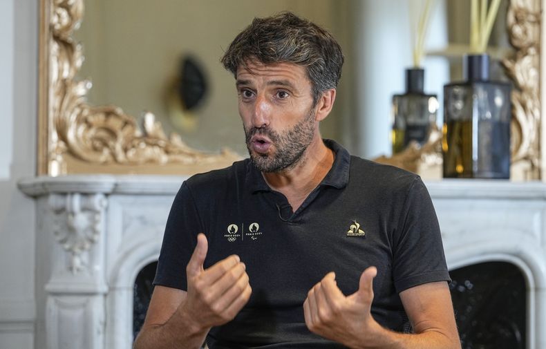 ARCHIV0 - Foto del 25 de agosto del 2023, el presidente del comité organizador de los Juegos Olímpicos de París 2024 Tony Estanguet en entrevista con The Associated Press. El martes 6 de febrero del 2024, fiscalía financiera de Francia investiga el salario de Estanguet. (AP Foto/Michel Euler, Archivo)