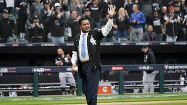 ARCHIVO - El exmanager de los Medias Blancas de Chicago Ozzie Guillén antes de hacer el lanzamiento ceremonial previo al cuarto juego de la serie divisional de la Liga Americana ante los Astros de Houston, el 12 de octubre de 2021, en Chicago. (AP Foto/Nam Y. Huh))