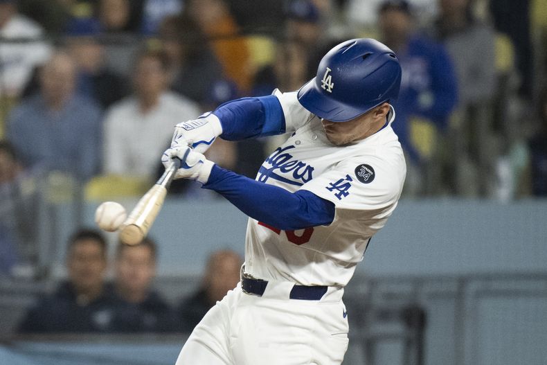 Tommy Edman, de los Dodgers de Los Ángeles, batea un doble de dos carreras durante la sexta entrada de un juego de béisbol contra los Marlins de Miami en Los Ángeles, el martes 29 de abril de 2025. (AP Foto/Kyusung Gong)