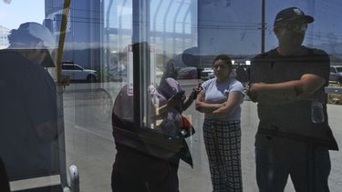 ARCHIVO - Personas esperan afuera de Glass House Farms, en Camarillo, California, un día después de una redada de inmigración en las instalaciones, el viernes 11 de julio de 2025. (AP Foto/Jae C. Hong, Archivo)