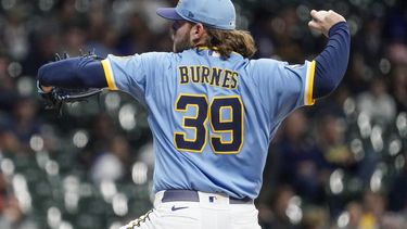 Burnes supera a Alcántara y Cerveceros a Marlins