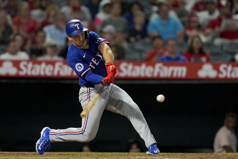 Wyatt Langford, de los Rangers de Texas, batea jonrón de dos carreras durante la séptima entrada del juego de béisbol en contra de los Angelinos de Los Ángeles, el lunes 8 de julio de 2024, en Anaheim California. (AP Foto/Ryan Sun)
