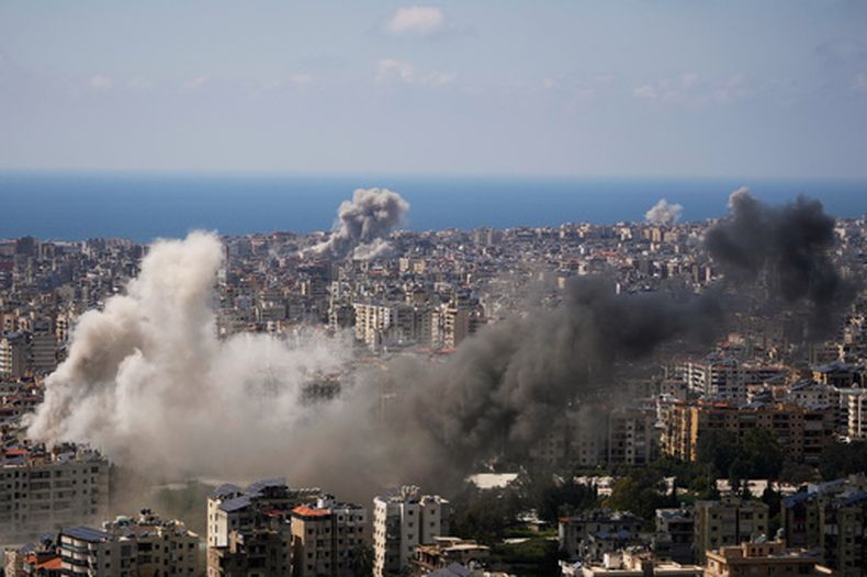 El bombardeo israelí de Beirut el 8 de abril del 2026. (AP foto/Hassan Ammar)