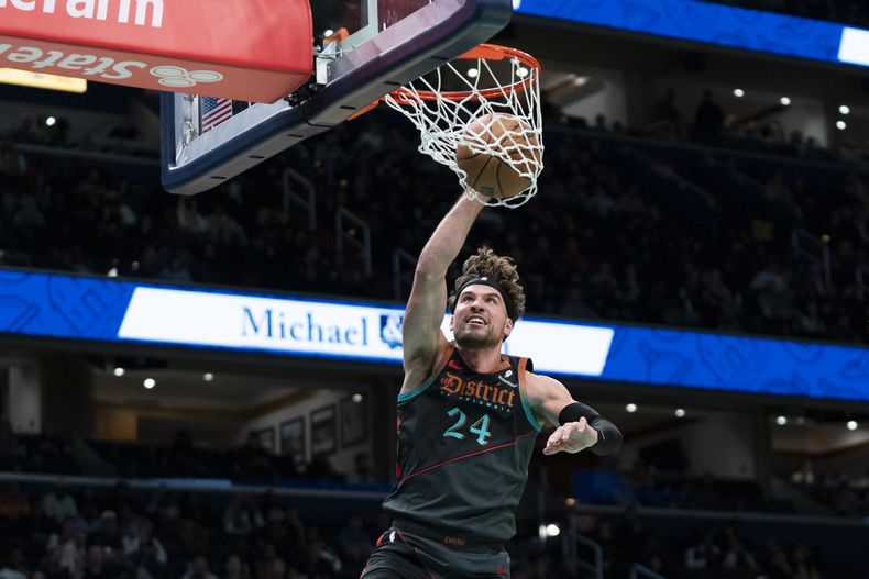 Corey Kispert, alero de los Wizards de Washington, realiza una clavada en el segundo medio del encuentro ante los Pacers de Indiana, el viernes 15 dee diciembre de 2023 (AP Foto/Stephanie Scarbrough)