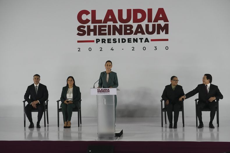 La futura presidenta mexicana, Claudia Sheinbaum, se dirige a la prensa junto a algunos miembros de su gabinete, en Ciudad de México, el jueves 4 de julio de 2024. En la foto de izquierda a derecha: Omar García Harfuch, secretario de Seguridad y Protección Ciudadana; Rosa Icela Rodríguez, secretaria de Interior; Ariadna Montiel Reyes, secretaria de Bienestar; y Mario Delgado Carrillo, secretario de Educación Pública. Sheinbaum anunció el jueves 11 de julio que su jefe de la oficina de Presidencia será Lázaro Cárdenas Batel. (AP Foto/Marco Ugarte)