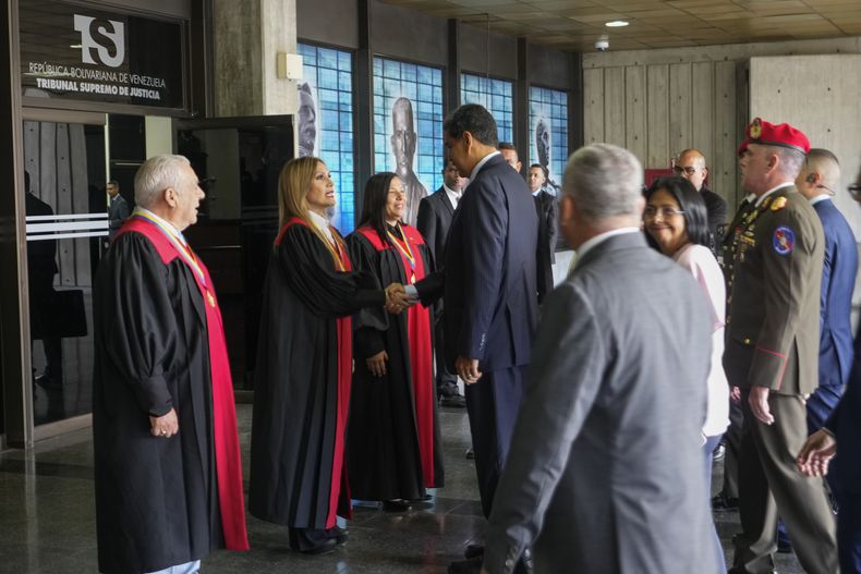 El presidente venezolano Nicolás Maduro estrecha la mano de los magistrados de la Corte Suprema a su llegada a la Corte en Caracas, Venezuela, el miércoles 31 de julio de 2024, tres días después de su controvertida reelección. (AP Foto/Fernando Vergara)