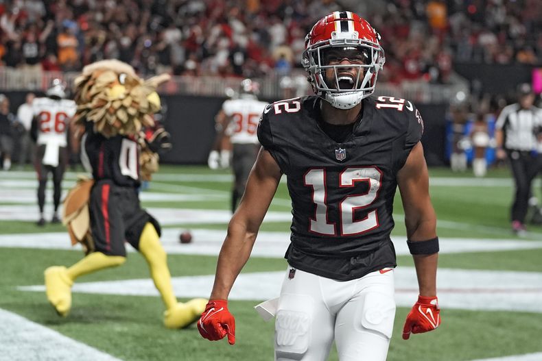 KhaDarel Hodge, receptor de los Falcons de Atlanta, festeja tras anotar el touchdown del triunfo sobre los Buccaneers de TAmpa Bay, el jueves 3 de octubre de 2024 (AP Foto/John Bazemore)