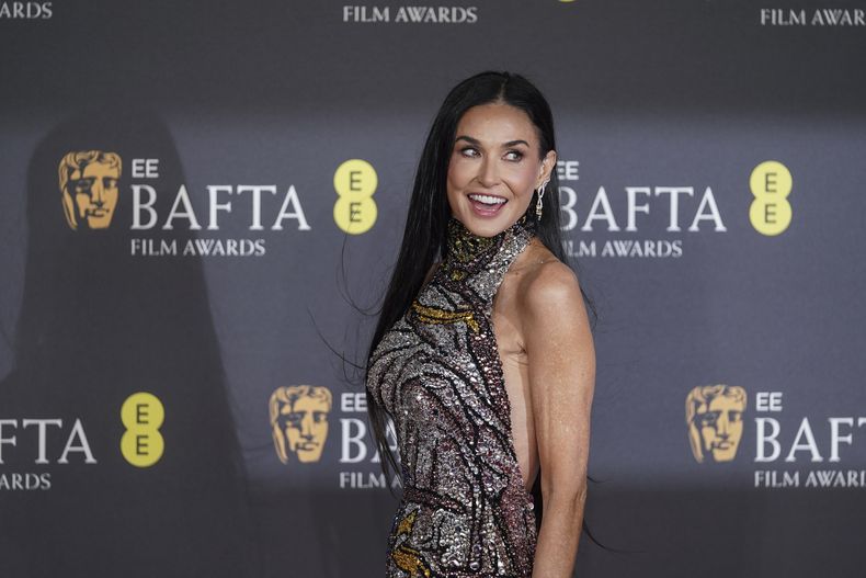 Demi Moore posa a su llegada a la 78a edición de los Premios de la Academia Británica de Cine, BAFTA, en Londres, el domingo 16 de febrero de 2025. (Foto Alberto Pezzali/Invision/AP)