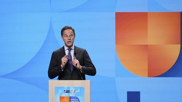 El secretario general de la OTAN, Mark Rutte, habla ante el público en el foro de defensa de la OTAN, en el margen de la cumbre del organismo en La Haya, Holanda, el martes 24 de junio de 2025. (AP Foto/Matthias Schrader)