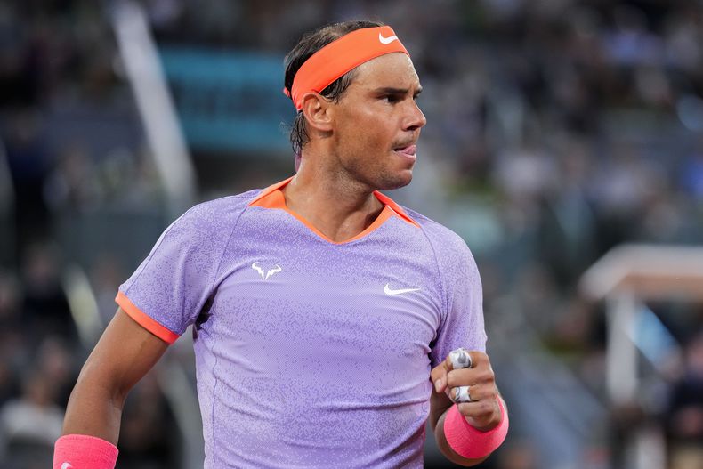 Rafael Nadal durante el partido contra Alex de Miñaur en el Abierto de Madrid, el sábado 27 de abril de 2024. (AP Foto/Manu Fernández)