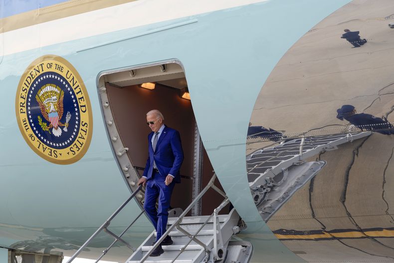 El presidente estadounidense Joe Biden desciende del Air Force One el miércoles 20 de marzo de 2024, en el Aeropuerto Internacional Dallas-Fort Worth, en Dallas. (AP Foto/Jacquelyn Martin)