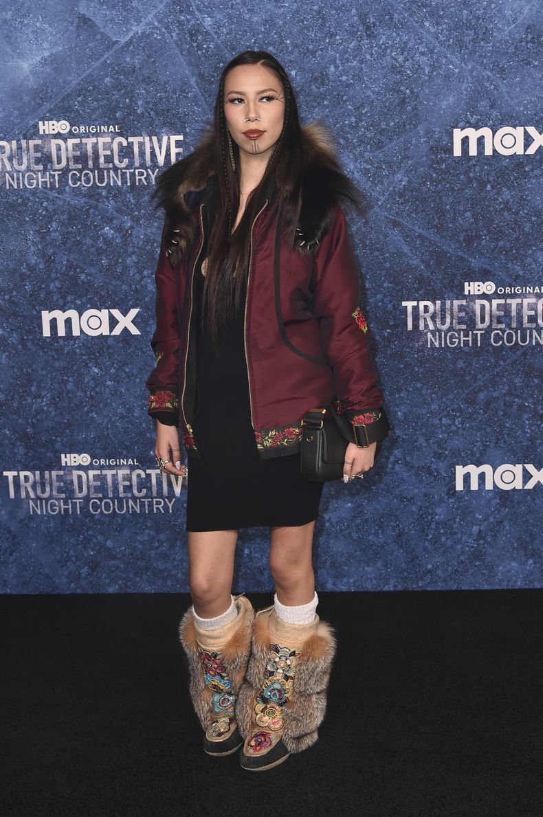 Quannah Chasinghorse llega a la premiere de True Detective: Night Country el martes 9 de enero de 2024, en el Paramount Theater en Los Angeles. (Foto Richard Shotwell/Invision/AP)