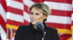 ARCHIVO - La entonces primera dama Melania Trump habla a un pequeño grupo de simpatizantes mientras el presidente Donald Trump observa en la Base Andrews de la Fuerza Aérea, Maryland, el 20 de enero de 2021. (AP Foto/Luis M. Alvarez, Archvo)