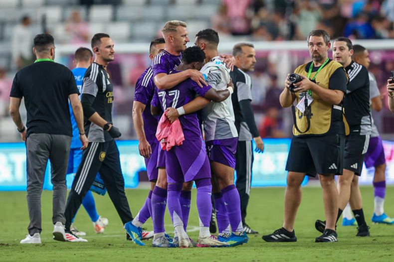 Los jugadores del Orlando City celebran juntos al final de la segunda mitad durante un partido de fútbol de la MLS contra el Inter de Miami, el sábado 2 de mayo de 2026, en Miami. (AP Foto/Chris Arjoon).