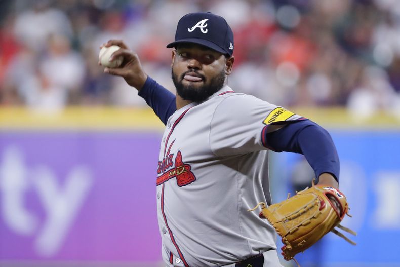 El dominicano Reynaldo López, de los Bravos de Atlanta, lanza en el juego del martes 16 de abril de 2024, ante los Astros de Houston (AP Foto/Michael Wyke)