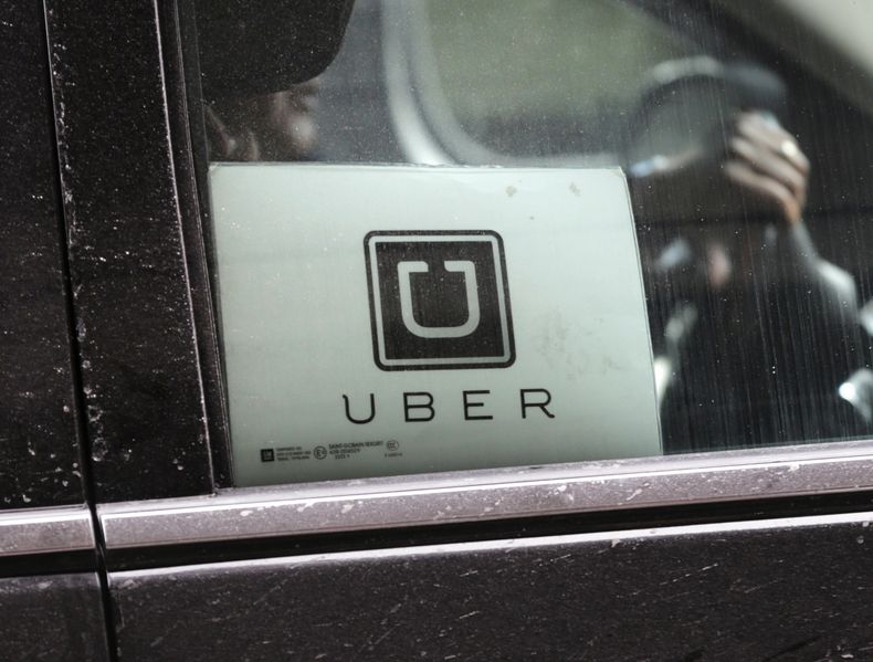 ARCHIVO - Un vehículo de Uber en el aeropuerto de La Guardia en New York, el 15 de marzo de 2017. Dos conductores de taxi fueron arrestados en la ciudad mexicana de Cancún por el asalto a una furgoneta con turistas extranjeros. El suceso en un resort de la costa caribeña del jueves 27 de julio 2023 fue el último de una serie de ataques realizados por taxistas contra vehículos privados al sospechar que operan bajo la aplicación de Uber. (AP Foto/Seth Wenig, Archivo)