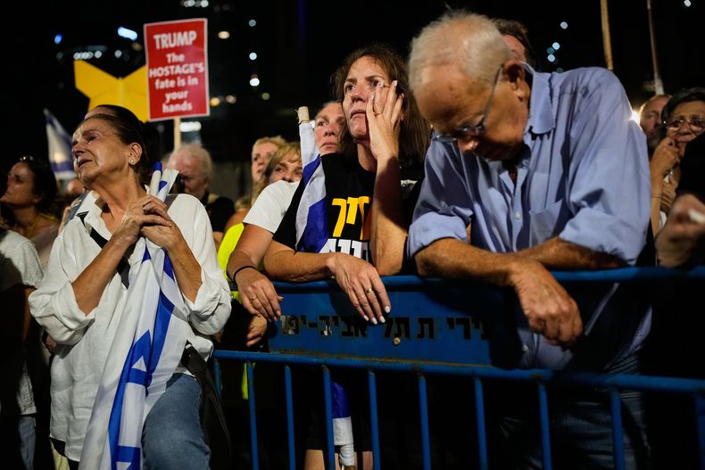 Un grupo de personas asiste a una marcha por la liberación de todos los rehenes retenidos por Hamás en la Franja de Gaza y para pedir un cese al fuego, en Tel Aviv, Israel, el sábado 4 de octubre de 2025, días antes del segundo aniversario de la guerra entre Israel y Hamás. (AP Foto/Ohad Zwigenberg)