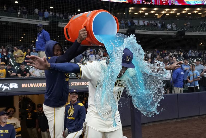 El venezolano de los Cerveceros de Milwaukee Jackson Chourio es bañado por Abner Uribe tras la victoria ante los Bravos de Atlanta el martes 10 de junio del 2025. (AP Foto/Aaron Gash)