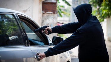 Un hombre es agredido por varios individuos durante carjacking en Vega Baja