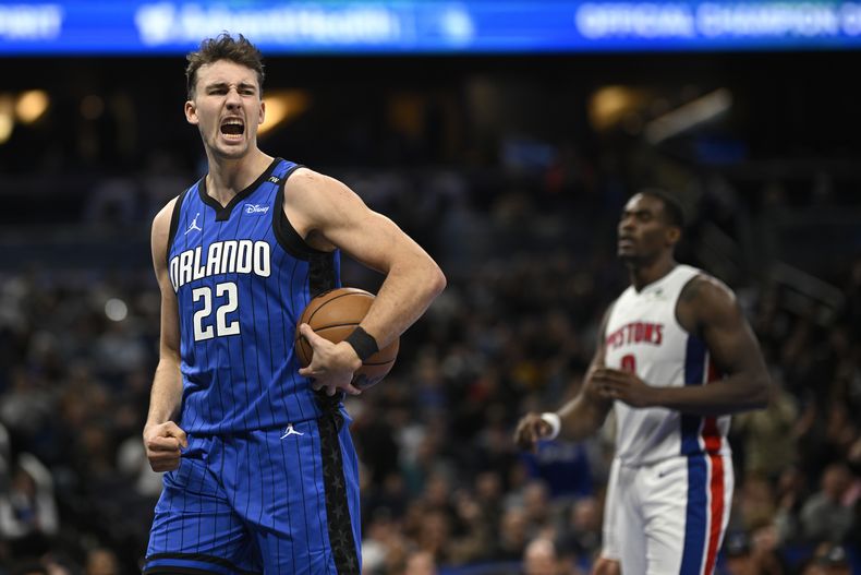 Franz Wagner, del Magic de Orlando, festeja tras anotar en el encuentro ante los Pistons de Detroit, el sábado 25 de enero de 2025 (AP Foto/Phelan M. Ebenhack)