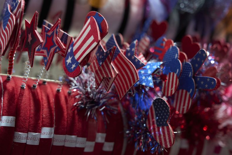 Accesorios con la bandera de Estados Unidos, expuestos en el Mercado de Comercio Internacional de Yiwu, en la provincia de Zhejiang, en el este de China, el 10 de abril de 2025. (AP Foto/Ng Han Guan)