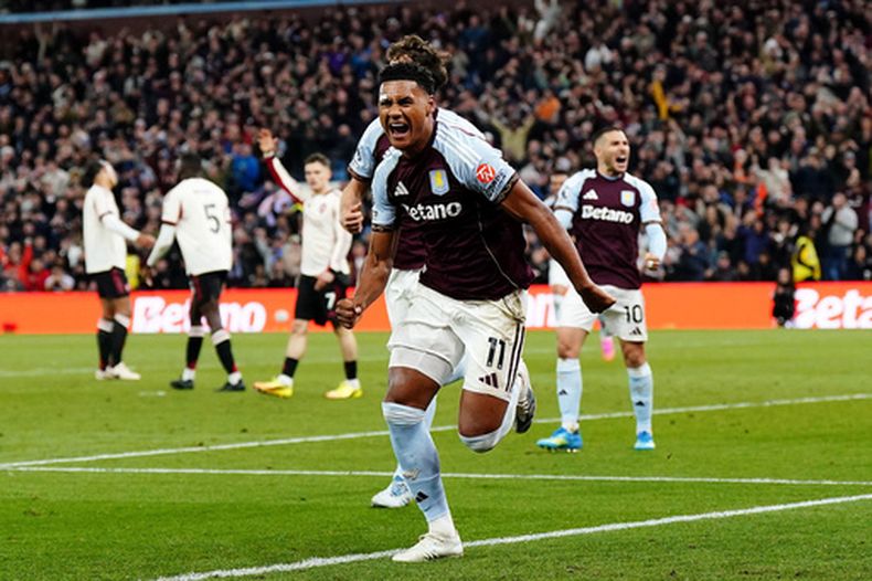 Ollie Watkins, del Aston Villa, celebra después de marcar el tercer gol de su equipo durante el partido de fútbol de la Liga Premier entre Aston Villa y Liverpool el viernes 15 de mayo de 2026, en Birmingham, Inglaterra. (Jacob King/PA via AP)