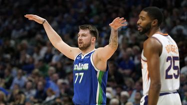 Mavericks preservan su amplia ventaja y superan a los Suns