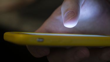 ARCHIVO - Un hombre usa un teléfono celular en Nueva Orleans el 11 de agosto de 2019. Algunos usuarios de redes sociales critican a las celebridades por lo que consideran inacción frente a la crisis humanitaria en Gaza, y han recurrido a un bloqueo para presionar a las estrellas para que tomen una posición. (Foto AP/Jenny Kane, archivo)