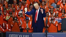 El presidente Donald Trump baila después de pronunciar un discurso en la planta siderúrgica de Steel Mon Valley Works, el viernes 30 de mayo de 2025, en West Mifflin, Pensilvania. (AP Foto/David Dermer)