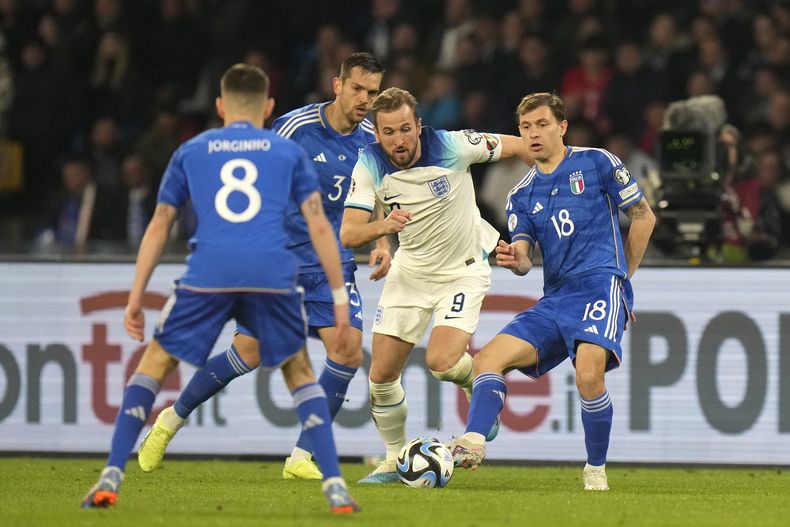 ARCHIVO - El inglés Harry Kane pelea pr el balón con el italiano Nicolo Barella durante el encuentro de clasificación a la Euro 2024 en el Grupo C el 23 de marzo del 2023. (AP Foto/Alessandra Tarantino, Archivo)