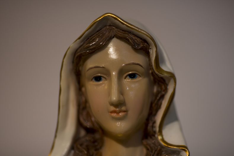 Una estatua de la Virgen Mar&iacute;a que seg&uacute;n vecinos ""llora", ha atra&iacute;do a miles de visitantes en la &uacute;ltima semana al apartamento de la familia  Khoury, en Tarshiha, un peque&ntilde;o poblado israel&iacute; cerca de