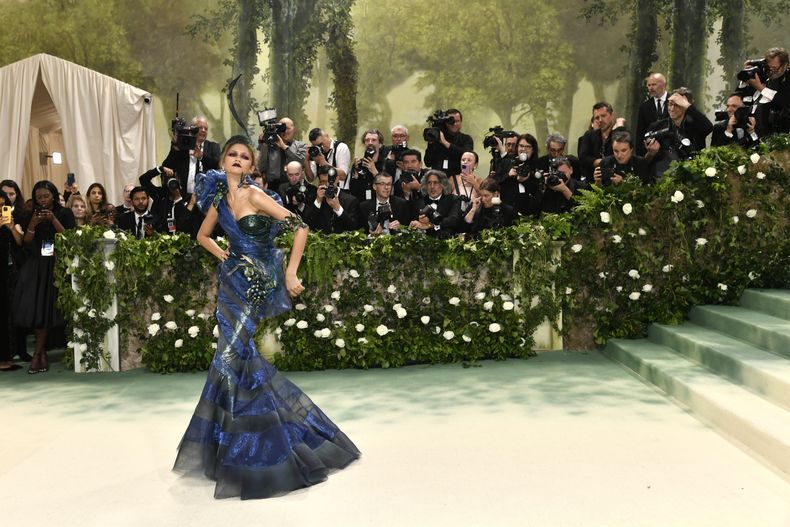 Zendaya llega a la gala benéfica del Instituto del Vestido del Museo Metropolitano de Arte para celebrar la inauguración de la exposición Sleeping Beauties: Reawakening Fashion el lunes 6 de mayo de 2024, en Nueva York. (Foto Evan Agostini/Invision/AP)