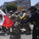 ARCHIVO – Manifestantes se enfrentan con las autoridades en el centro de Los Ángeles, el domingo 8 de junio de 2025, tras las protestas contra las redadas migratorias de la noche anterior. (AP Foto/Jae Hong, Archivo)