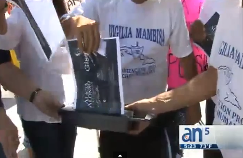 Exiliados cubanos quemaron ejemplares de un libro sobre la primera bailarina cubana, Alicia Alonso, en un evento culturan en Miami.