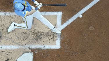 Joey Wiemer, de los Cerveceros de Milwaukee, batea un sencillo productor durante la cuarta entrada del juego de béisbol en contra de los Orioles de Baltimore, el miércoles 7 de junio de 2023, en Milwaukee. (AP Foto/Morry Gash)