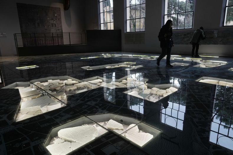 El mapa gigante de mármol, Forma Urbis Romae, de la antigua Roma se muestra a los medios de comunicación en el Parque Arqueológico del Museo del Monte Celio que da al Coliseo en Roma, jueves 11 de enero de 2024. (AP Foto/Gregorio Borgia)