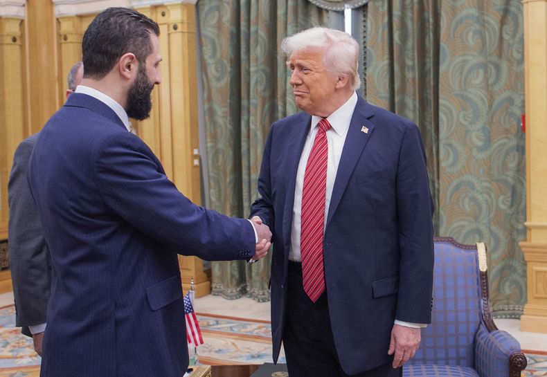 En esta foto publicada por el Palacio Real de Arabia Saudí, el presidente Donald Trump estrecha la mano del presidente interino de Siria, Ahmad al-Sharaa, en Riad, Arabia Saudí, el 14 de mayo de 2025. (Bandar Aljaloud/Palacio Real de Arabia Saudí vía AP)