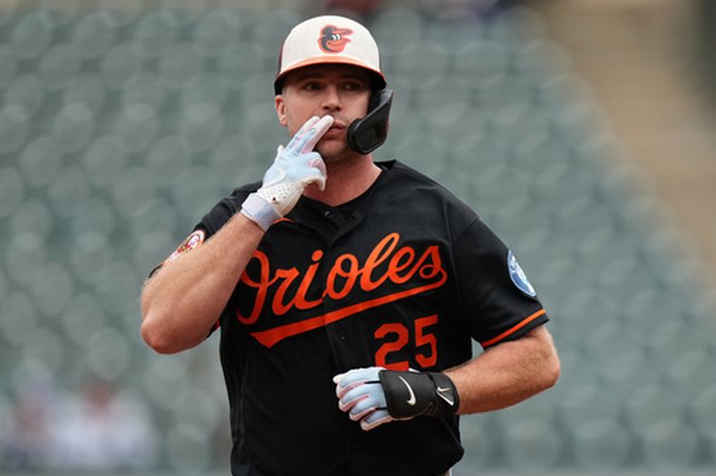 Pete Alonso de los Orioles de Baltimore recorre las bases tras batear un jonrón ante los Azulejos de Toronto, el miércoles 23 de septiembre de 2026, en Baltimore. (AP Foto/Stephanie Scarbrough)