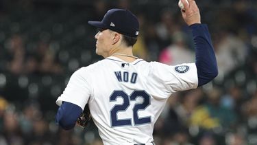 Bryan Woo, abridor de los Marineros de Seattle, lanza en la séptima entrada del juego ante los Padres de San Diego, el miércoles 11 de septiembre de 2024 (AP Foto/Jason Redmond)