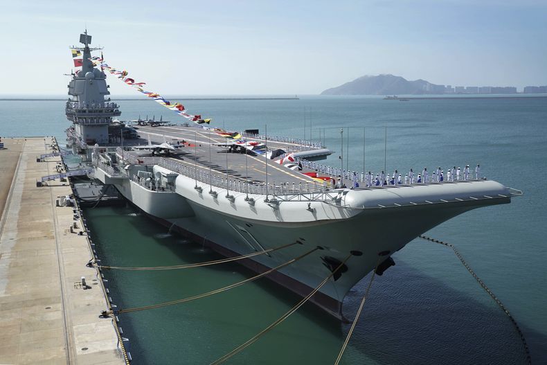 Archivo - Fotografía de archivo del 17 de diciembre de 2019 proporcionada por la agencia de noticias Xinhua en la que aparece el portaaviones Shandong atracado en Sanya, en el sur de China. (Li Gang/Xinhua vía AP, Archivo)