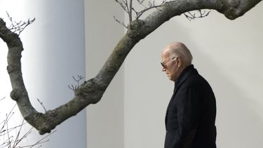 ARCHIVO - El presidente Joe Biden camina afuera de la Casa Blanca para abordar el Marine One en Washington, el 12 de enero de 2024. (AP Foto/Mark Schiefelbein, Archivo)