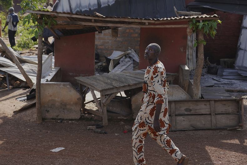 Un hombre camina frente a una casa que resultó dañada después de un ataque por hombres armados en la comunidad de Yelewata, el lunes 16 de junio de 2025, en el centro-norte de Nigeria. (AP Foto)