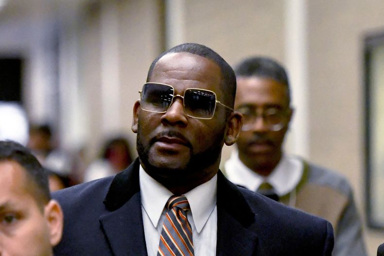 ARCHIVO - R. Kelly sale del Centro Daley tras una audiencia en su caso de manutención infantil el 8 de mayo de 2019 en Chicago. El viernes 26 de abril de 2024, un tribunal federal de apelaciones confirmó la condena por delito sexual del cantante de R&B R. Kelly y su condena de 20 años en su caso en Chicago. (Foto AP/Matt Marton, archivo)