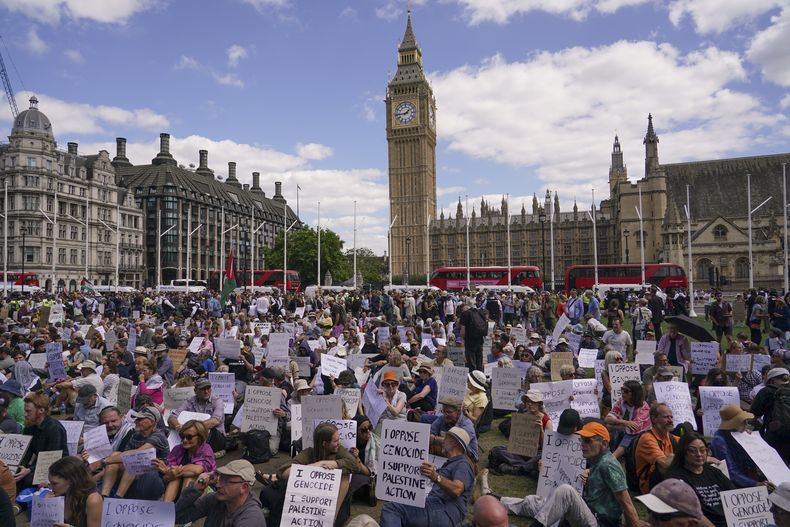 Manifestantes muestran pancartas en una protesta en apoyo del pueblo palestino en Gaza, en la Plaza del Parlamento, en Londres, el sábado 9 de agosto de 2025. (AP Foto/Alberto Pezzali)