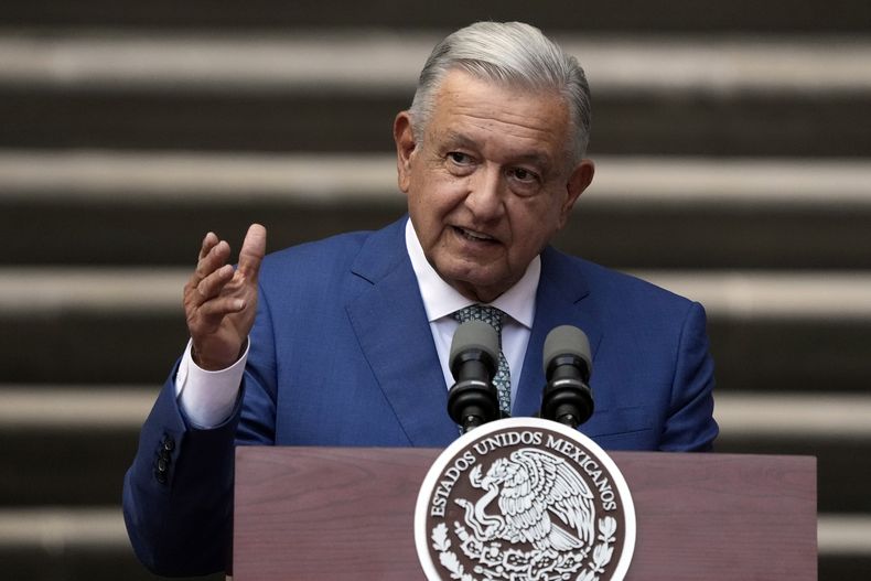 ARCHIVO - El presidente mexicano Andrés Manuel López Obrador habla en el Palacio Nacional en la Ciudad de México, el 10 de enero de 2023. López Obrador dijo el 22 de diciembre de 2023 que está dispuesto a ayudar con una oleada de migrantes que llevó al cierre de cruces fronterizos con Estados Unidos, pero quiere que el gobierno estadounidense abra conversaciones con Cuba y envíe más ayuda para el desarrollo a los países de origen de los migrantes. (AP Foto/Fernando Llano, Archivo)