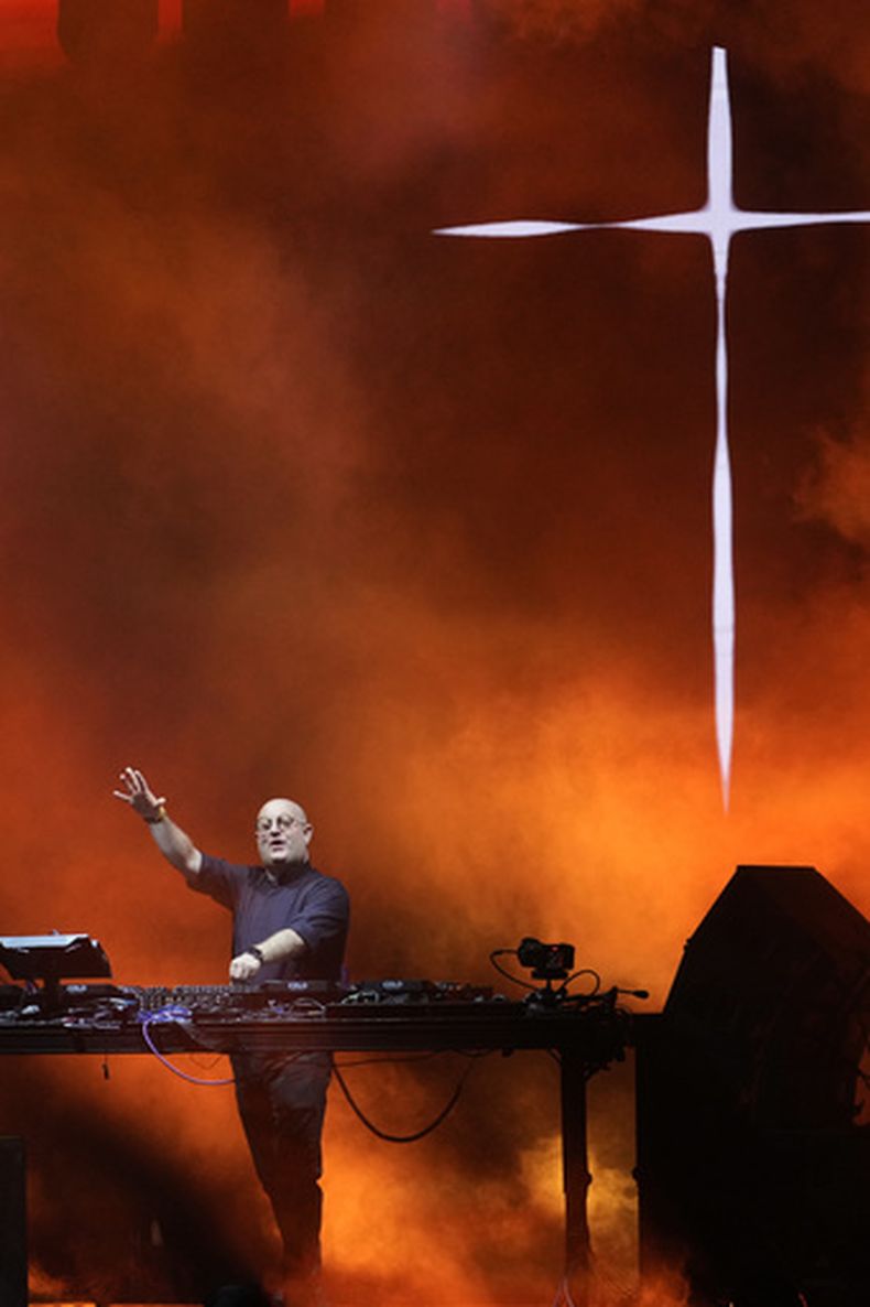 El padre Guilherme, un sacerdote católico portugués, ofrece una sesión de DJ al aire libre en la Plaza de Mayo, en Buenos Aires, Argentina, el sábado 18 de abril de 2026, en homenaje al primer aniversario del fallecimiento del papa Francisco. (AP Foto/Rodrigo Abd)