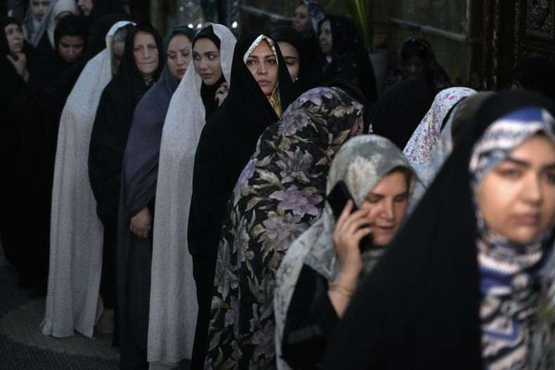 Varias mujeres se forman para votar en la segunda vuelta de las elecciones presidenciales de Irán en un centro de votación de Teherán, el viernes 5 de julio de 2024. (AP Foto/Vahid Salemi)
