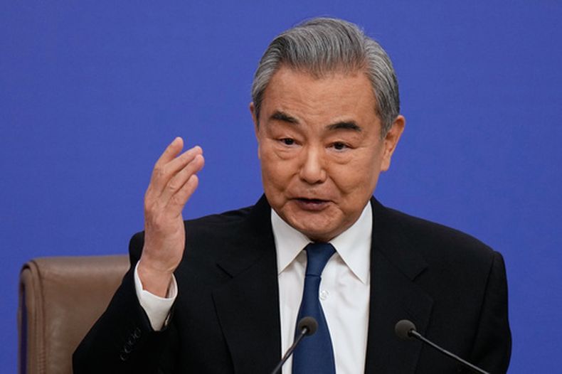 El ministro chino de Exteriores, Wang Yi, habla durante una conferencia de prensa en un aparte de la Asamblea Nacional Popular en el centro de medios en Beijing, el domingo 8 de marzo de 2026. (AP Foto/Andy Wong)