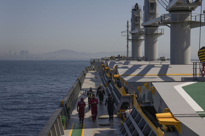 ARCHIVO - Personal del barco carguero Med Island, proveniente de Ucrania cargado con granos, prepara la nave para ser inspeccionada por personal de Naciones Unidas, en Estambul, Turquía, el sábado 1 de octubre de 2022. (AP Foto/Khalil Hamra, archivo)
