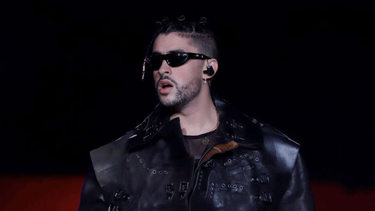 bad bunny recibe fuertes criticas tras perder la compostura ante una fan